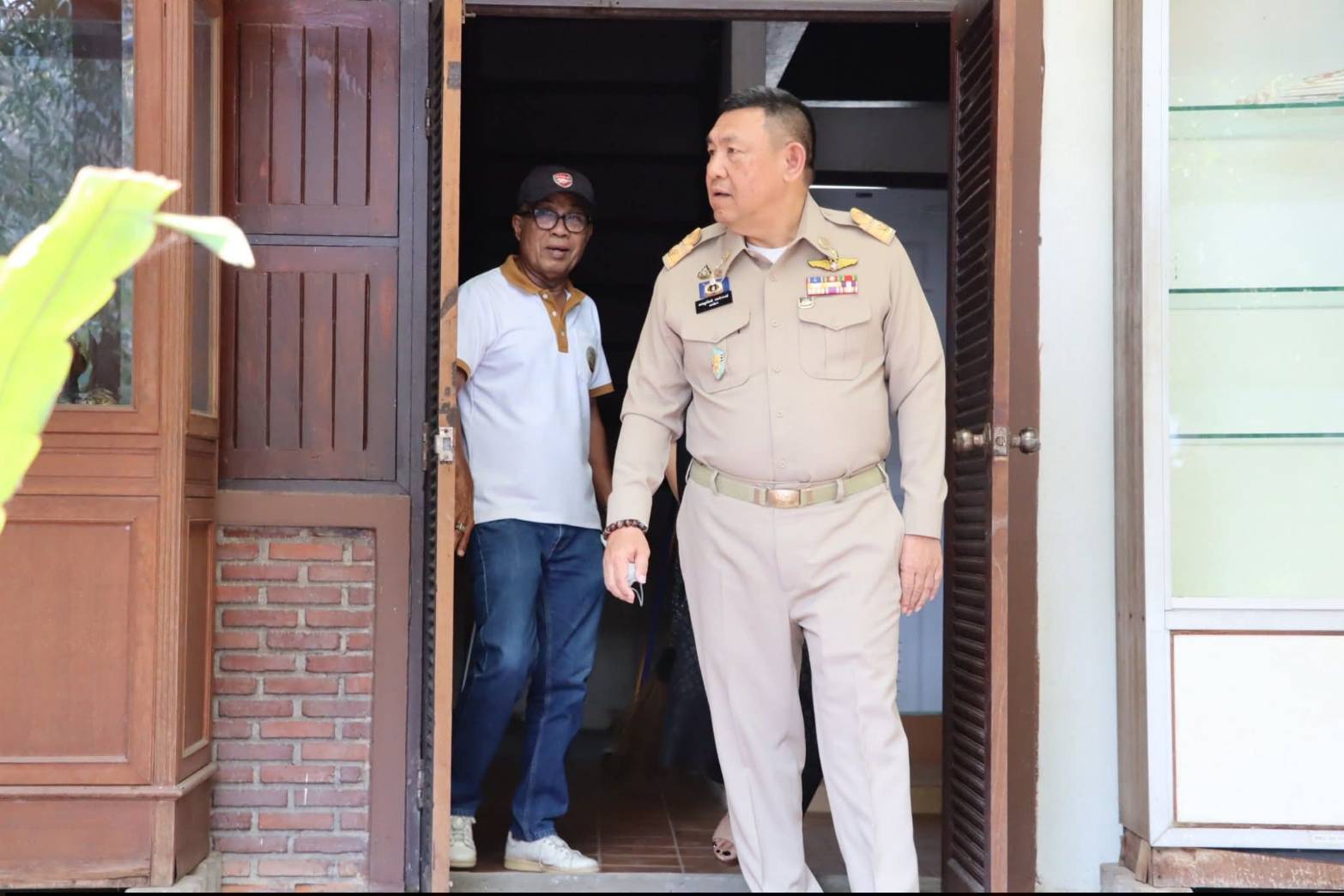 title - เลขาธิการ ส.ป.ก. บันทึกเทปให้สัมภาษณ์กิจกรรมการดำเนินงานผลสำเร็จของศูนย์ศิลปาชีพบางไทรฯ ณ ศูนย์ส่งเสริมและพัฒนาอาชีพเสริมนอกภาคการเกษตร